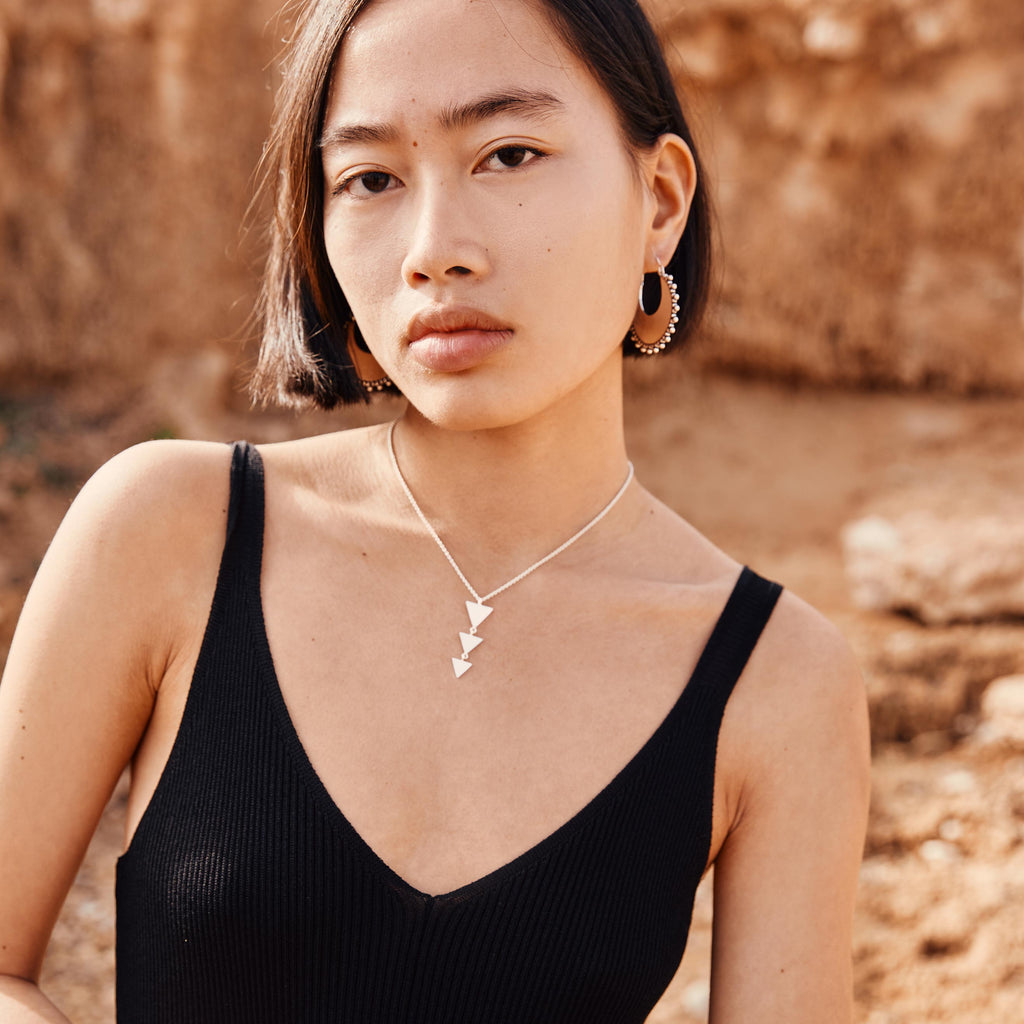 modelo con pendientes aro Nomad y collar Nai