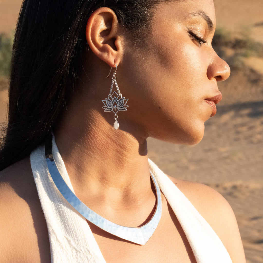 Modelo con pendientes Rosa del nilo con moonstone