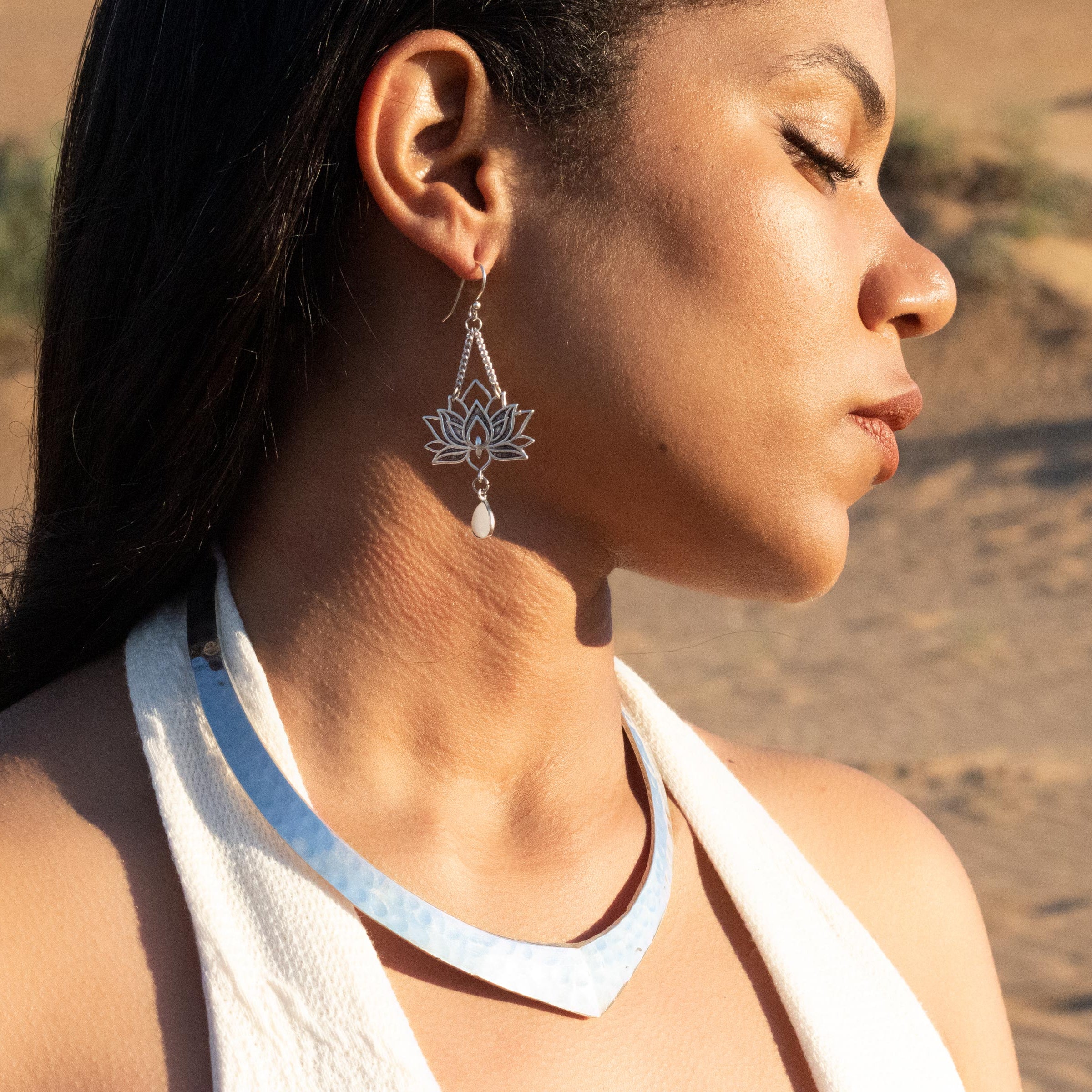 Modelo con pendientes Rosa del nilo con moonstone
