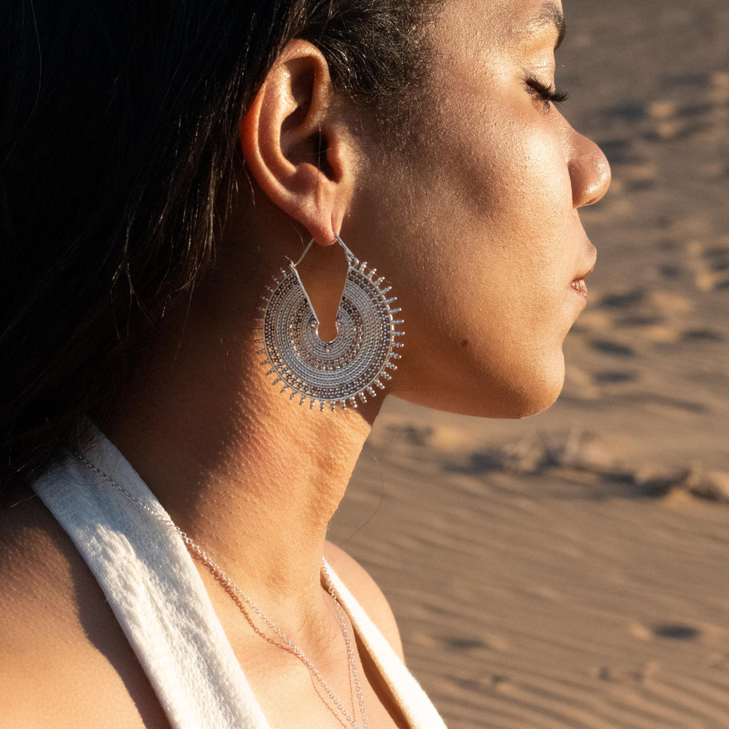 modelo con pendientes Zahra plata