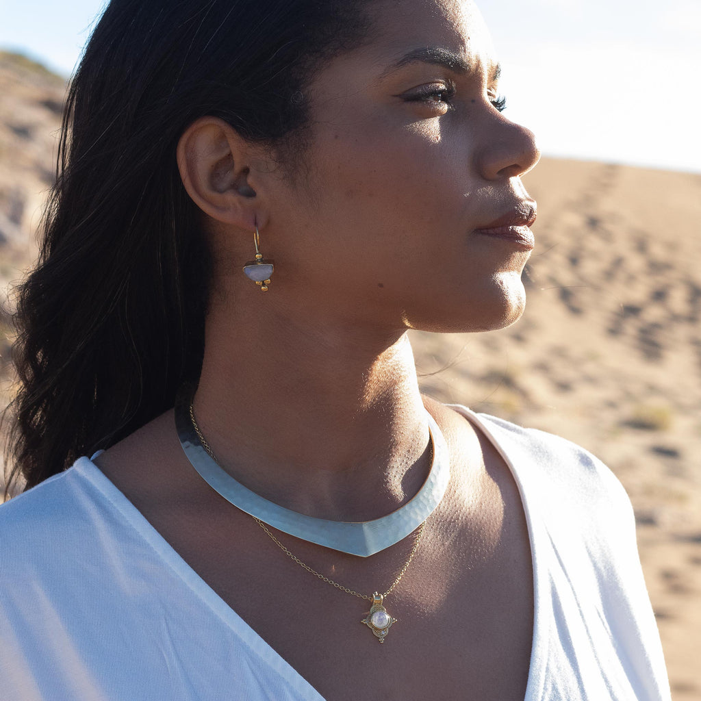modelo con pendientes afrodita, choker sita y collar kala