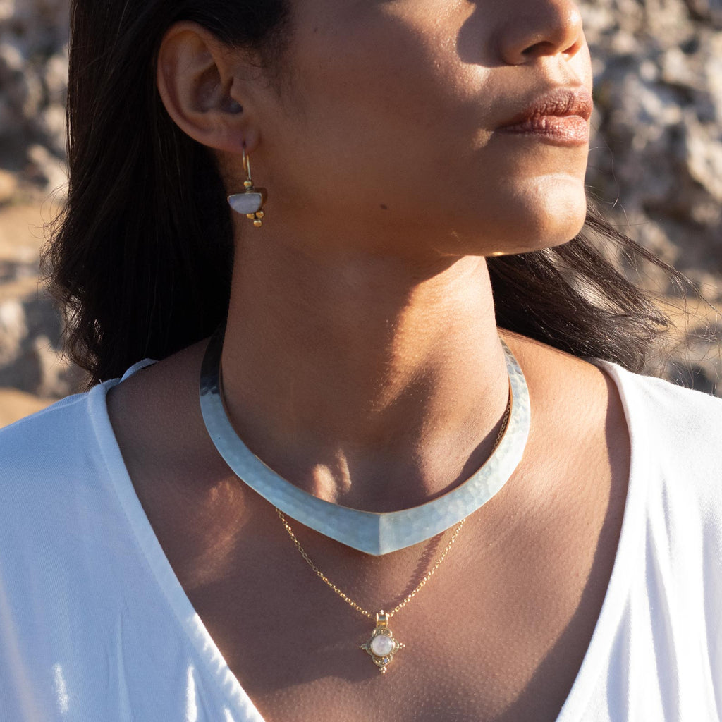 modelo con pendientes afrodita piedra lunar