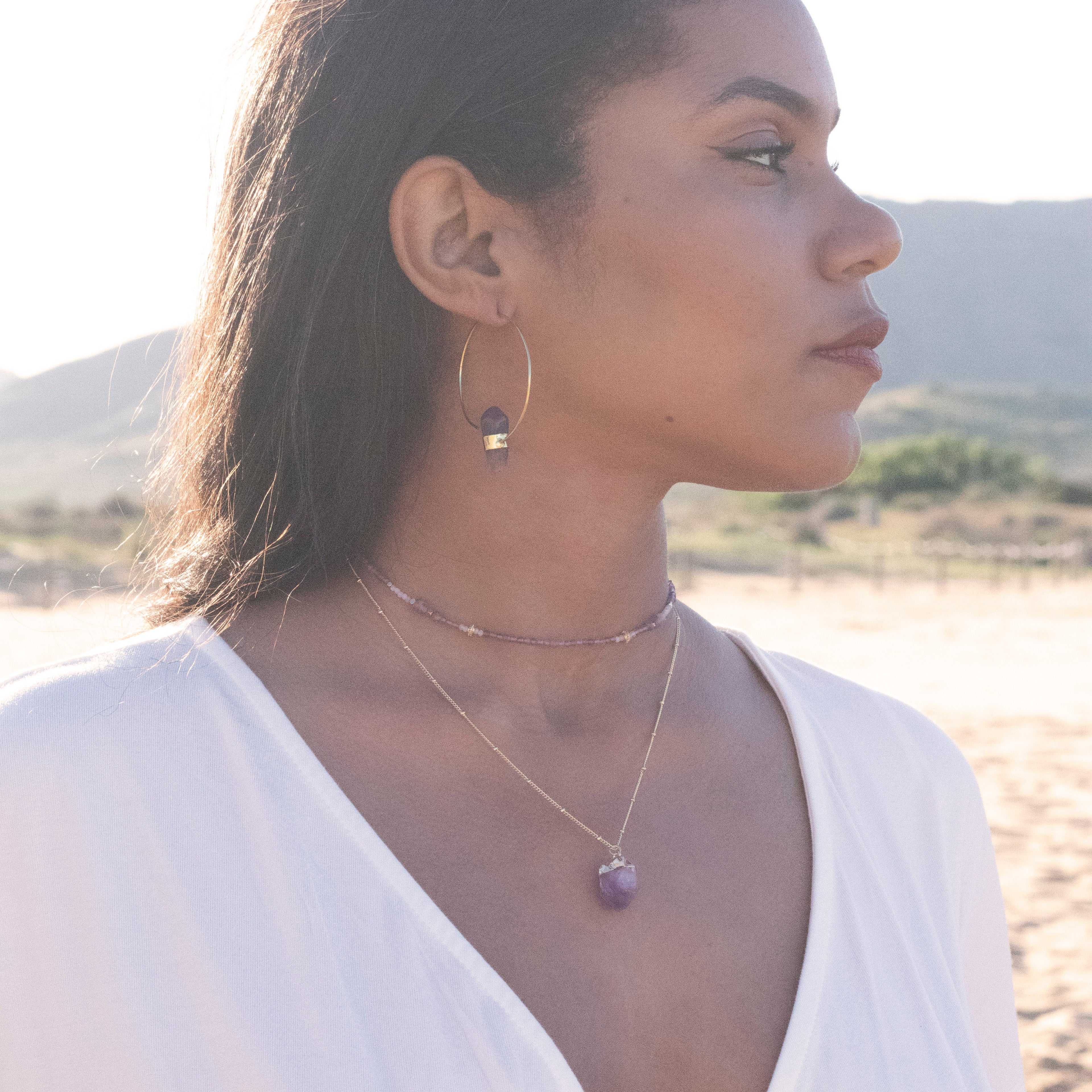 modelo con pendientes amatista