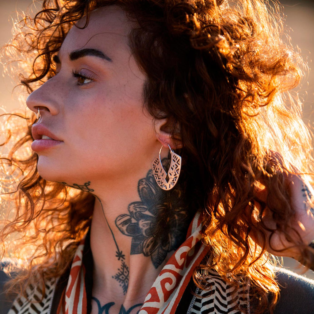 modelo con pendientes Agatha  plata 