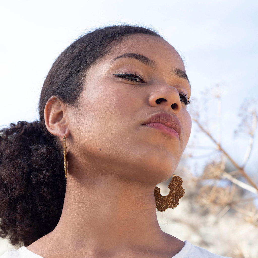 modelo con pendientes Leah oro