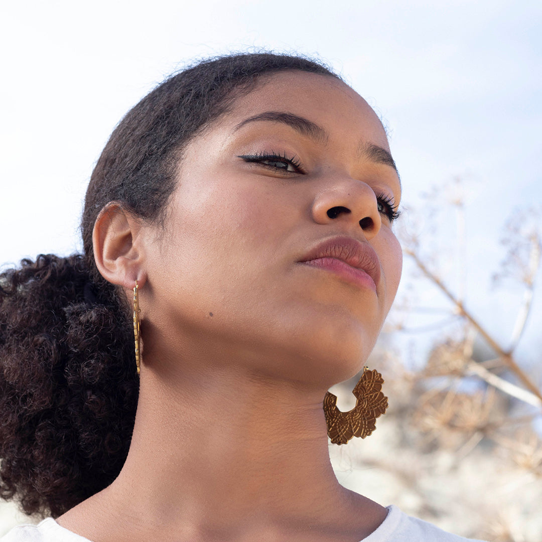 modelo con pendientes Leah oro