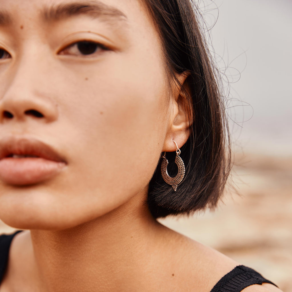 modelo con pendientes aro Maia