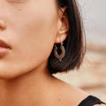 modelo con pendientes aro Maia