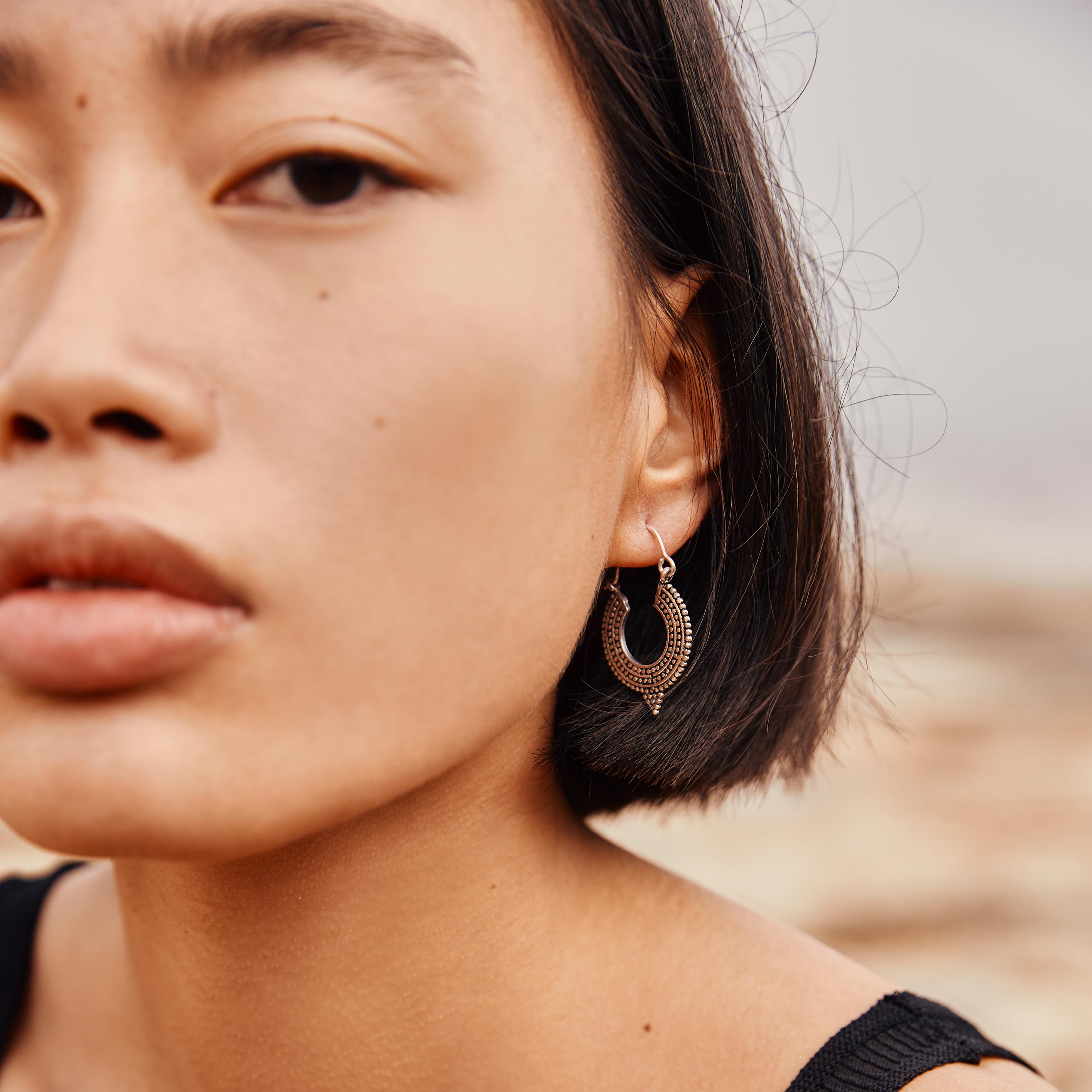 modelo con pendientes aro Maia