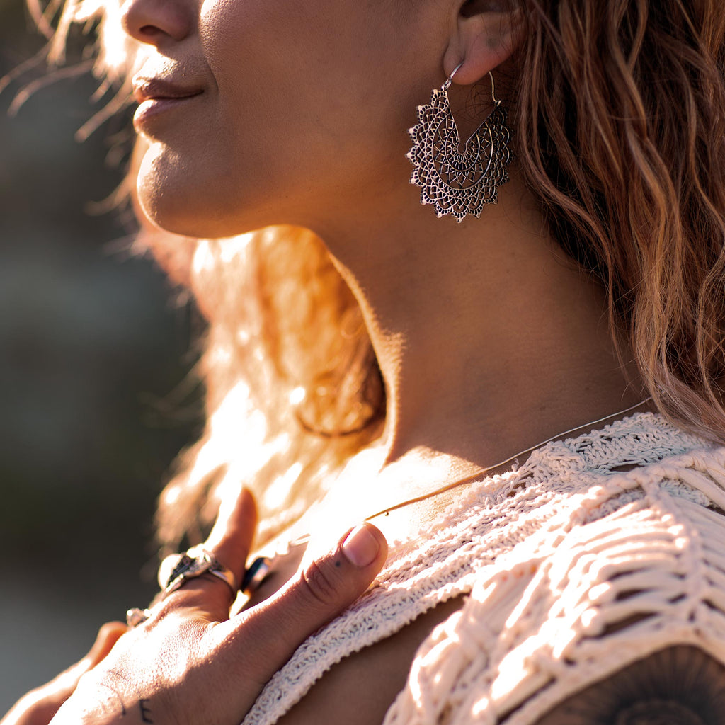 modelo con pendientes aro Mandala plata