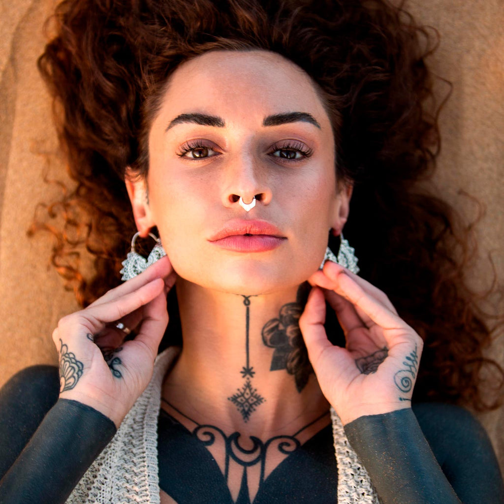 modelo con pendientes aro Mandala plata y septum geometric