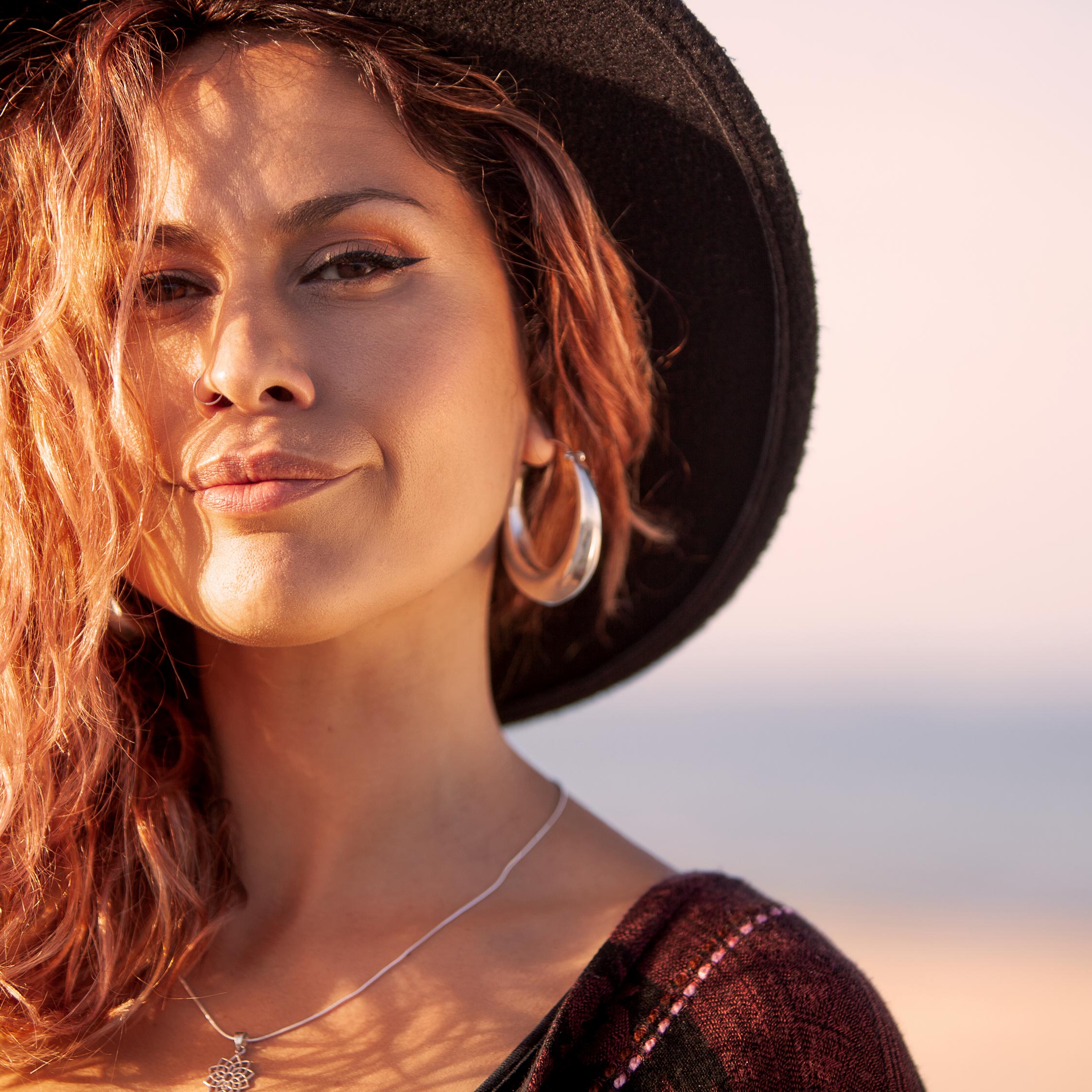 modelo con pendientes aro mia