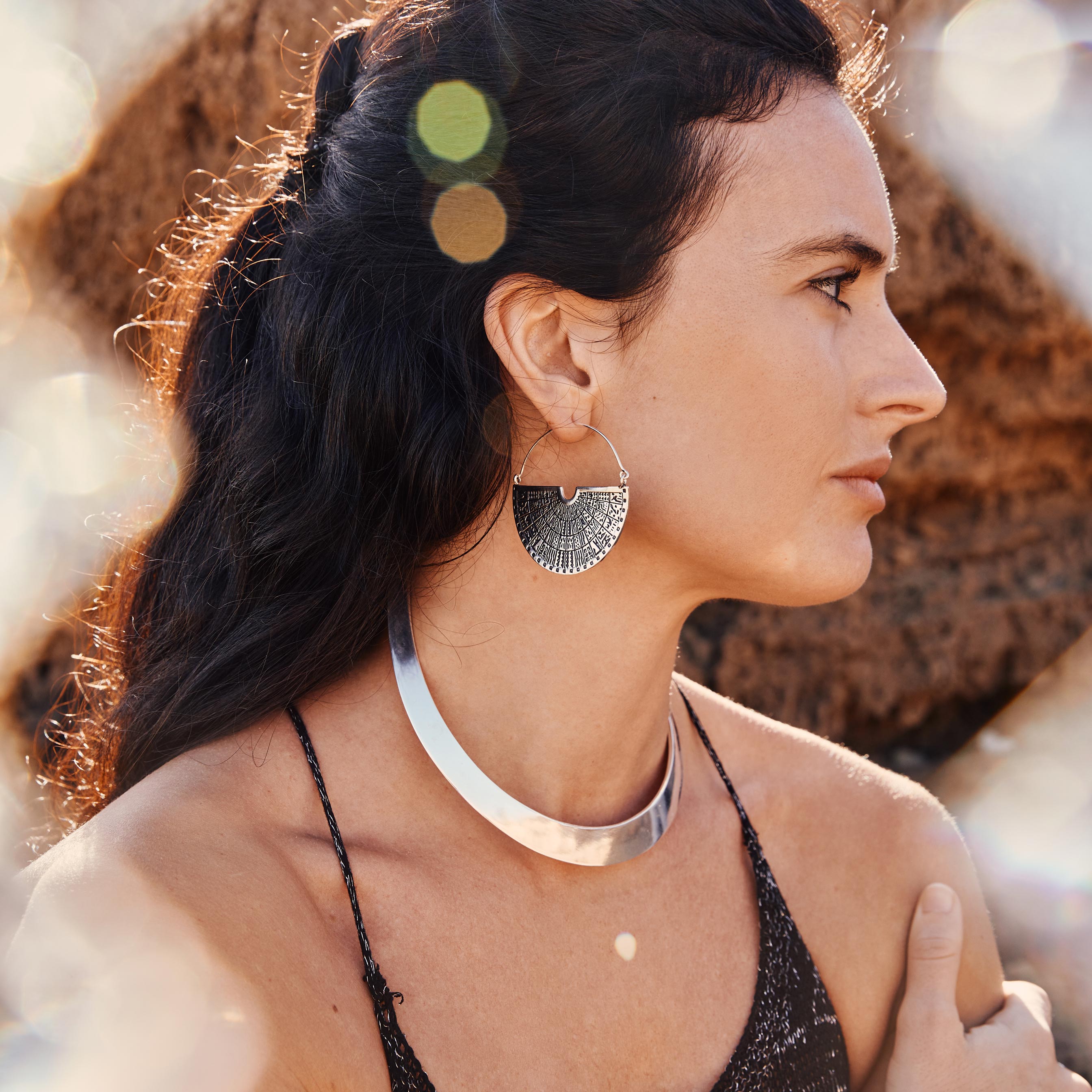 modelo con modelo con pendientes azteca plateado y choker zahra