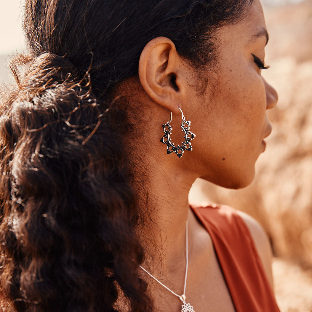 Modelo con pendientes de aro plata iris