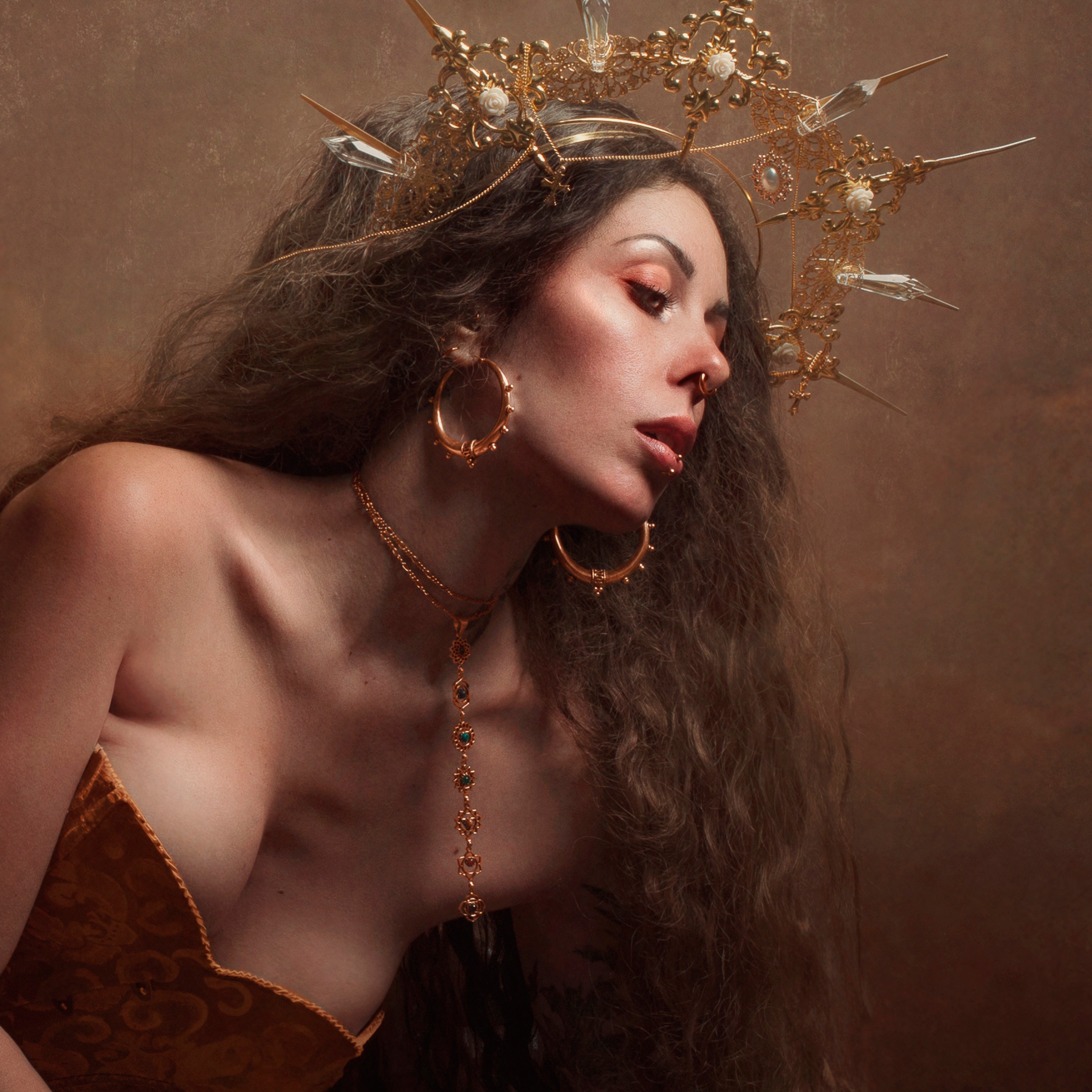 modelo con pendientes Shakti y collar chakras