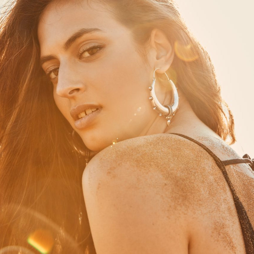 modelo con pendientes aro spike plata