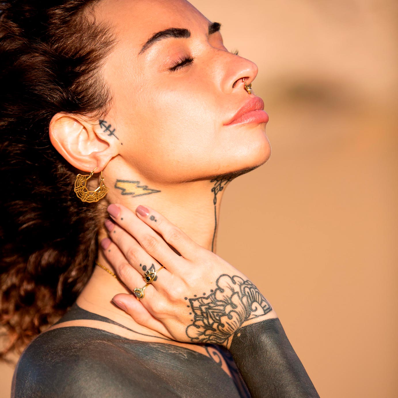 modelo con pendientes aro yali oro