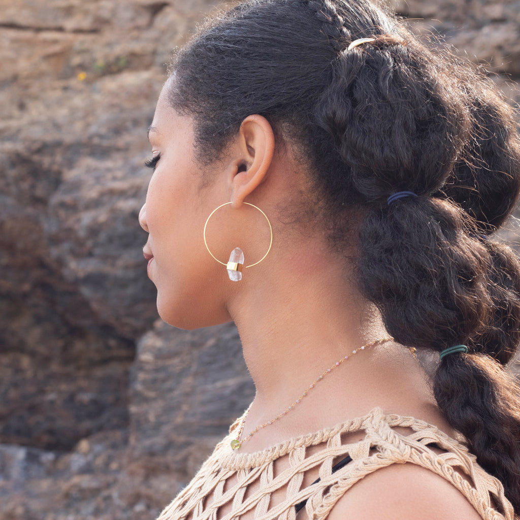 modelo con pendientes aros cuarzo