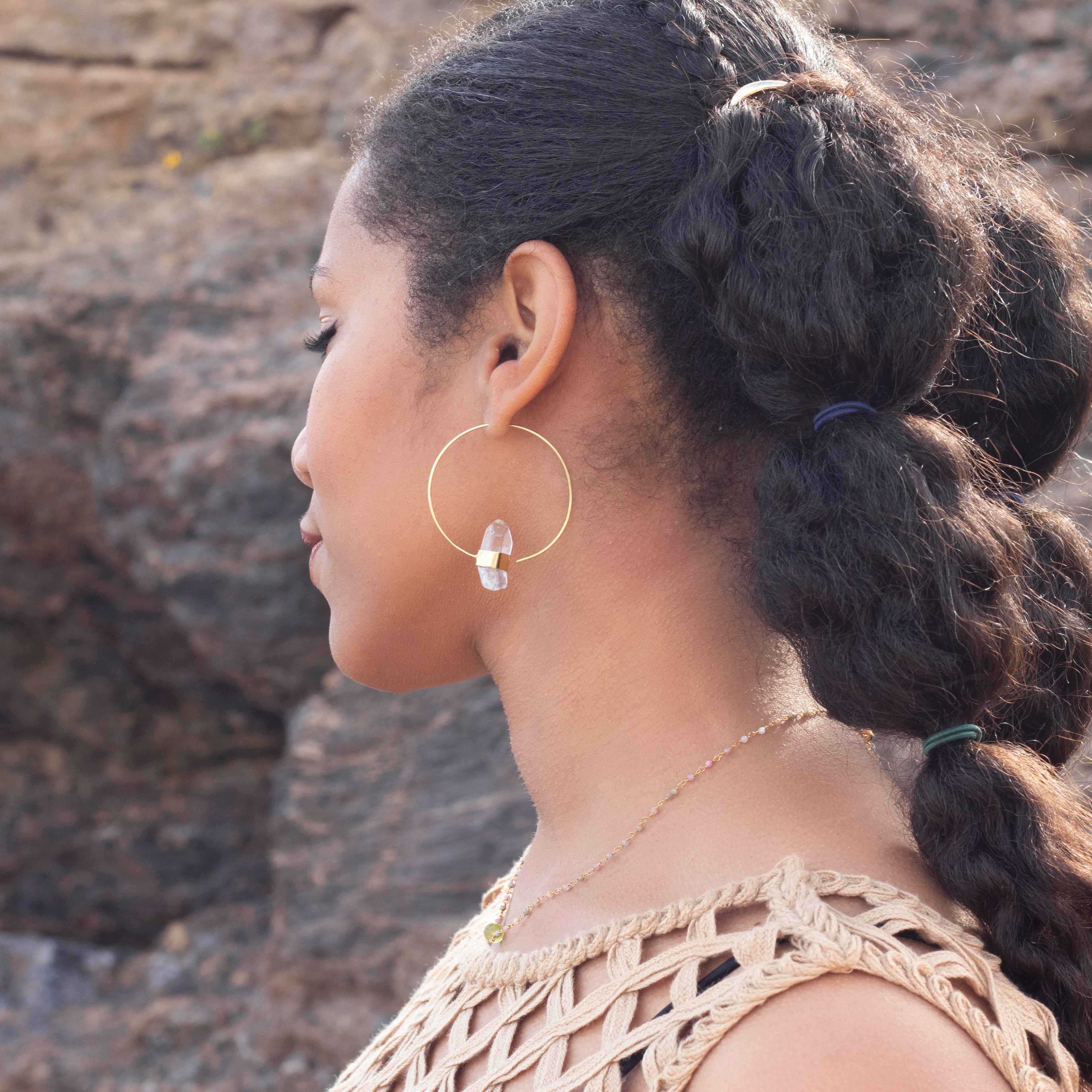 modelo con pendientes aros cuarzo