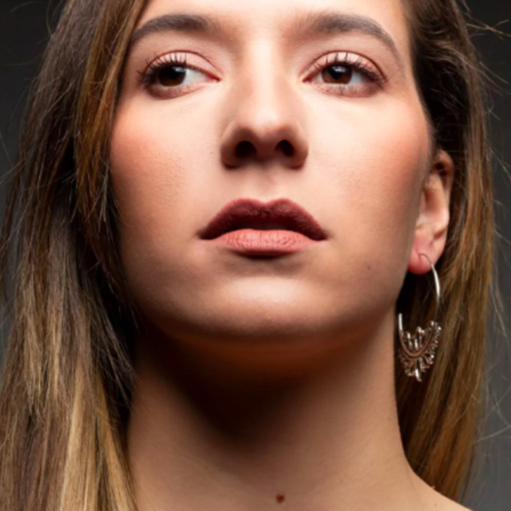 modelo con pendientes de aro Bela plata