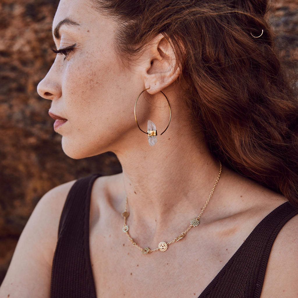 modelo con pendientes cuarzo y choker chakras