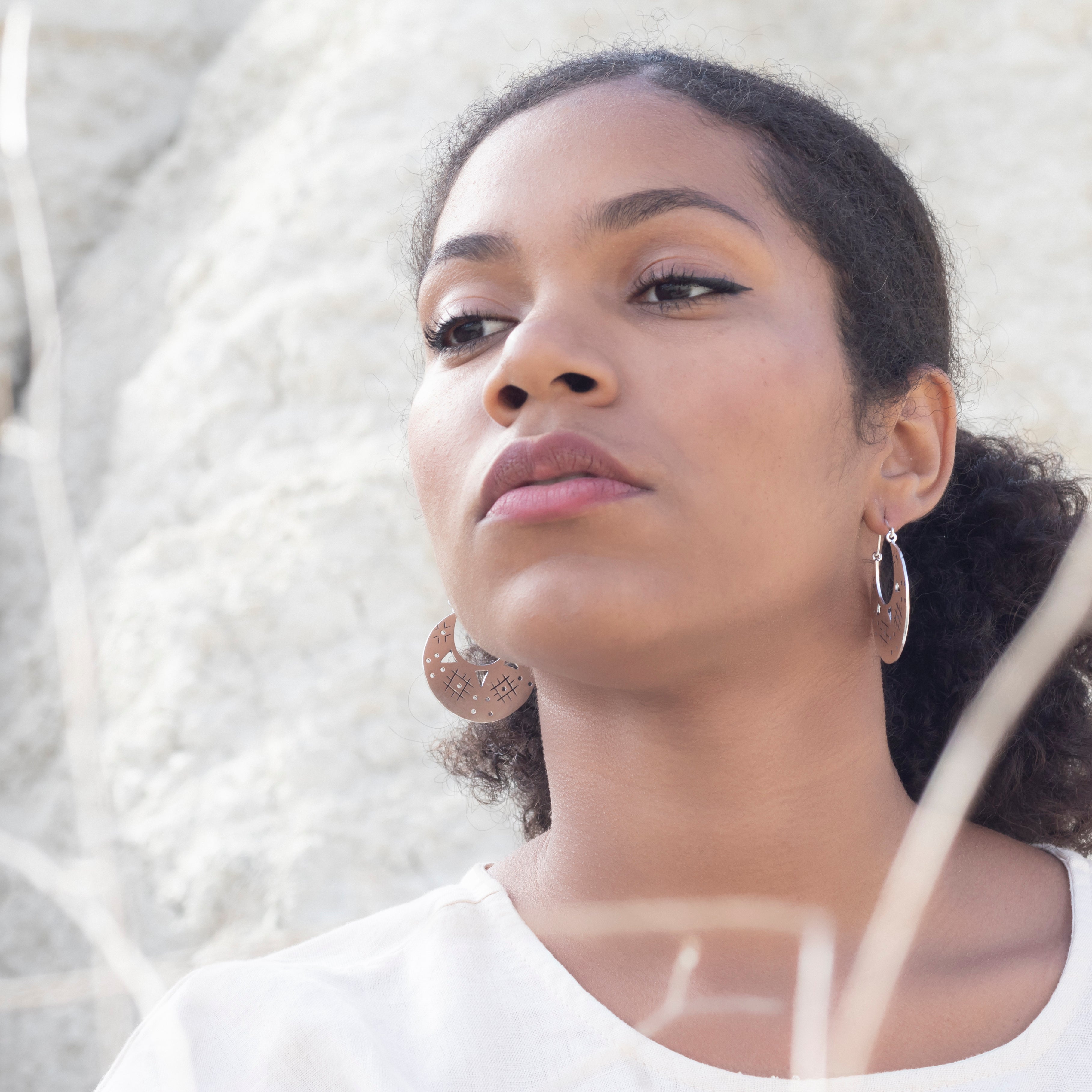 modelo con pendientes daria plata