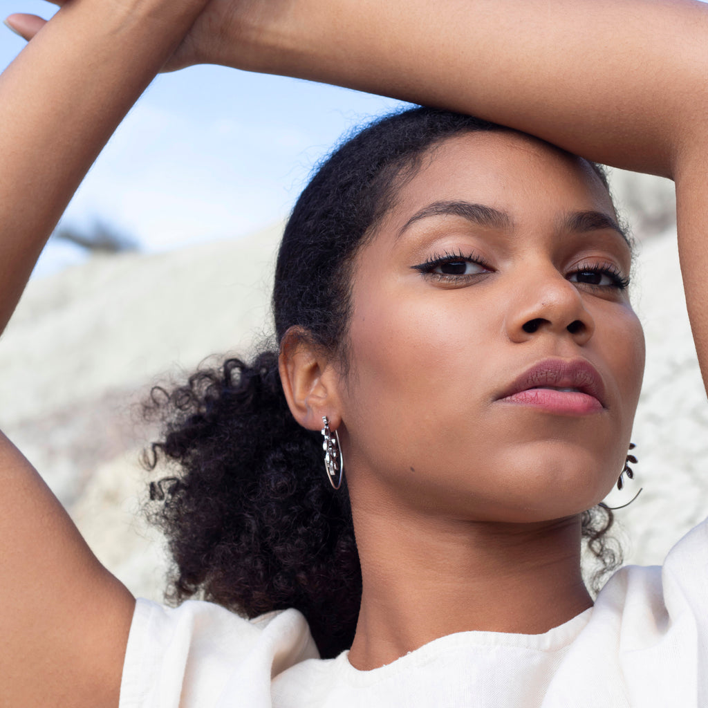 modelo con pendientes espiral olympia plata