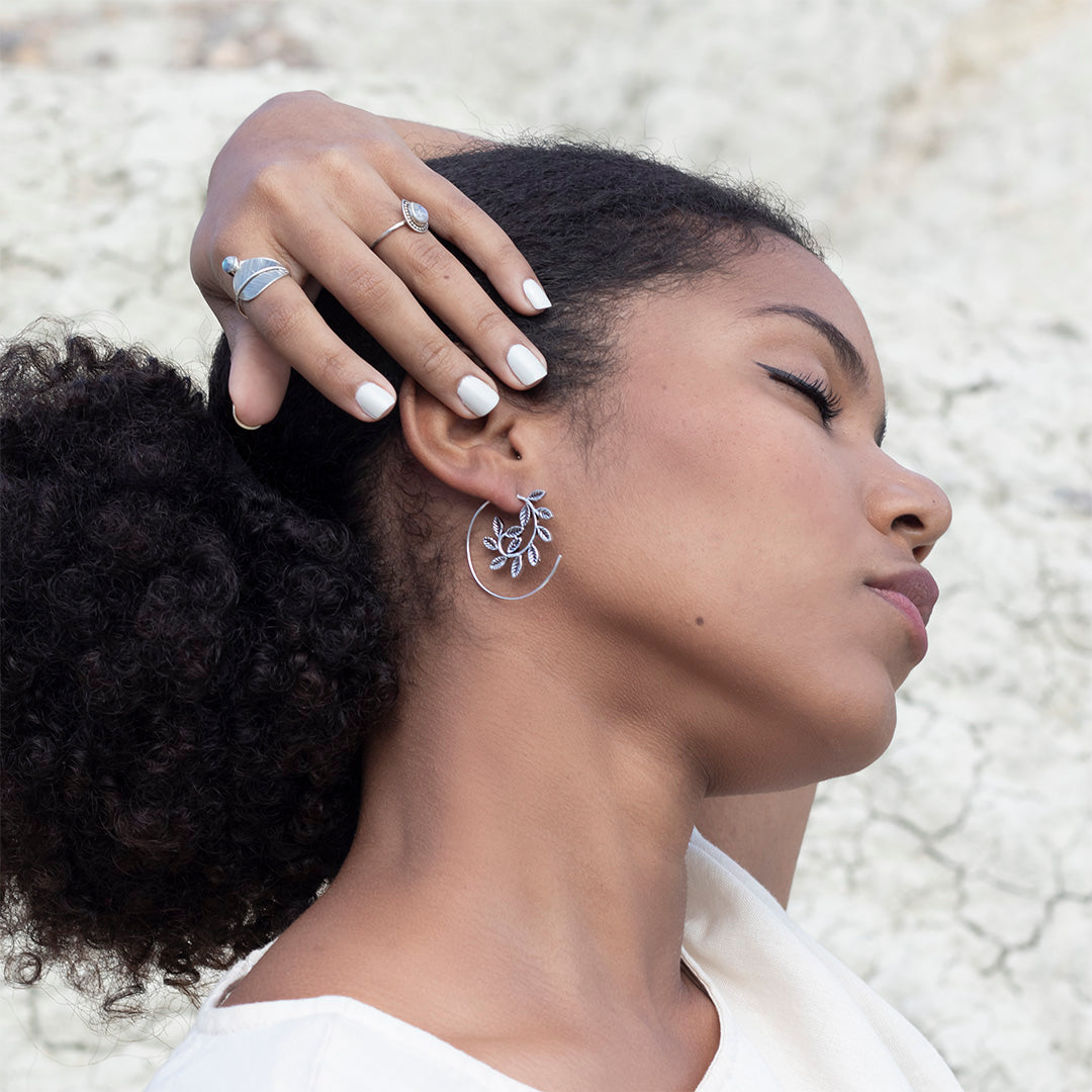 modelo con pendientes espiral olympia plata