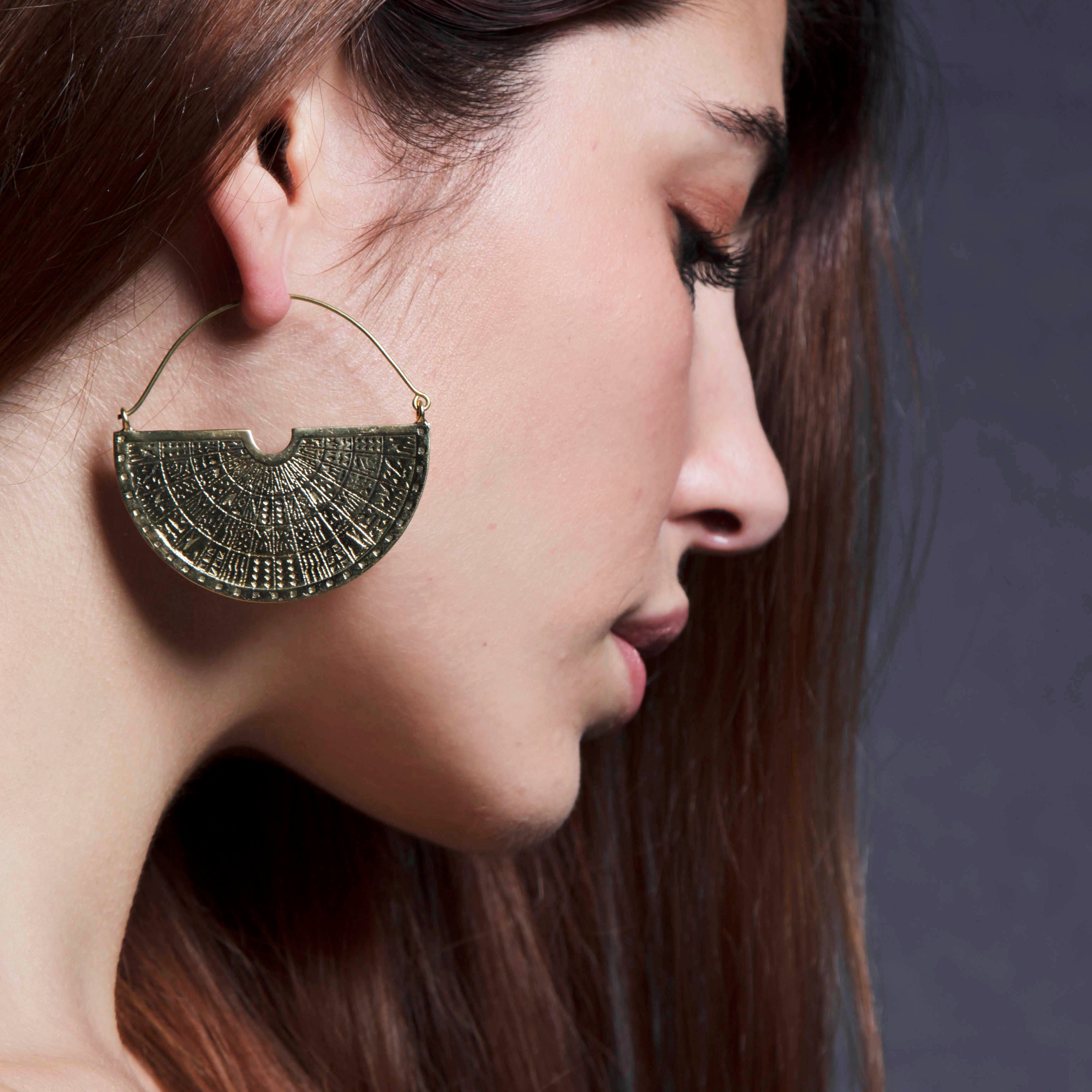 modelo con pendientes azteca dorado