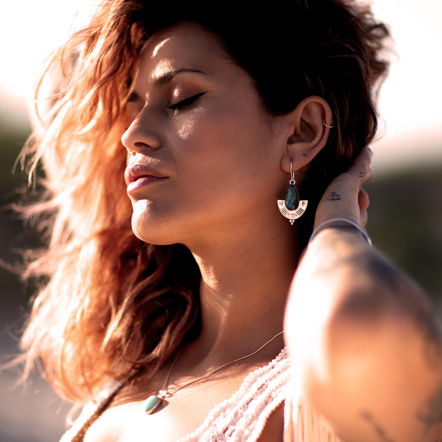 modelo con pendientes labradorita shasha