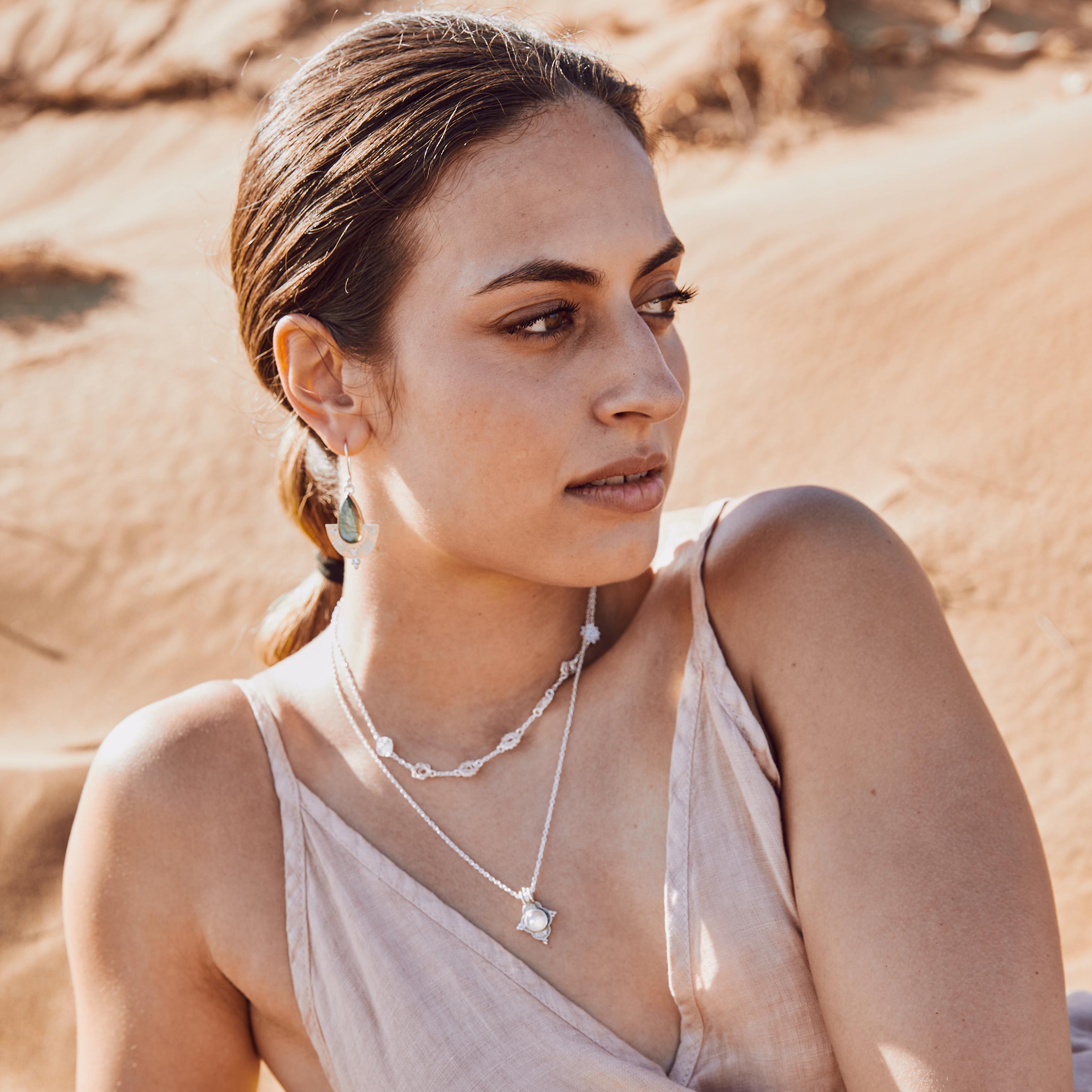 modelo con choker chakras, collar kala piedra lunar y pendientes labradorita shasha