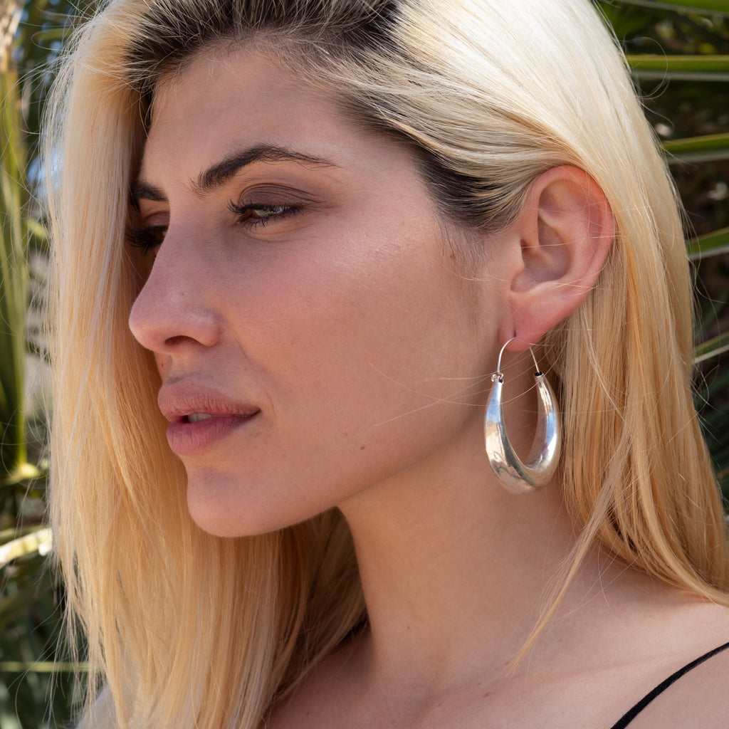 modelo con pendientes mia XL