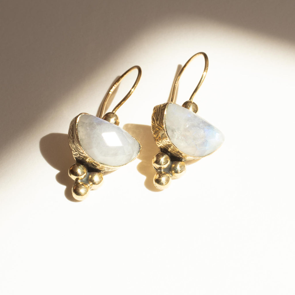 pendientes afrodita piedra lunar fondo blanco