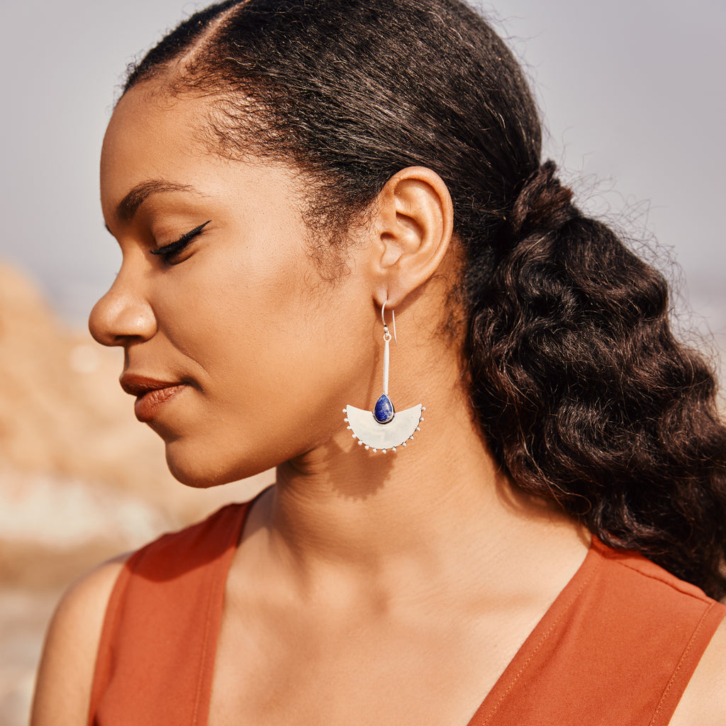 modelo con pendientes oniria lapislazuli plata