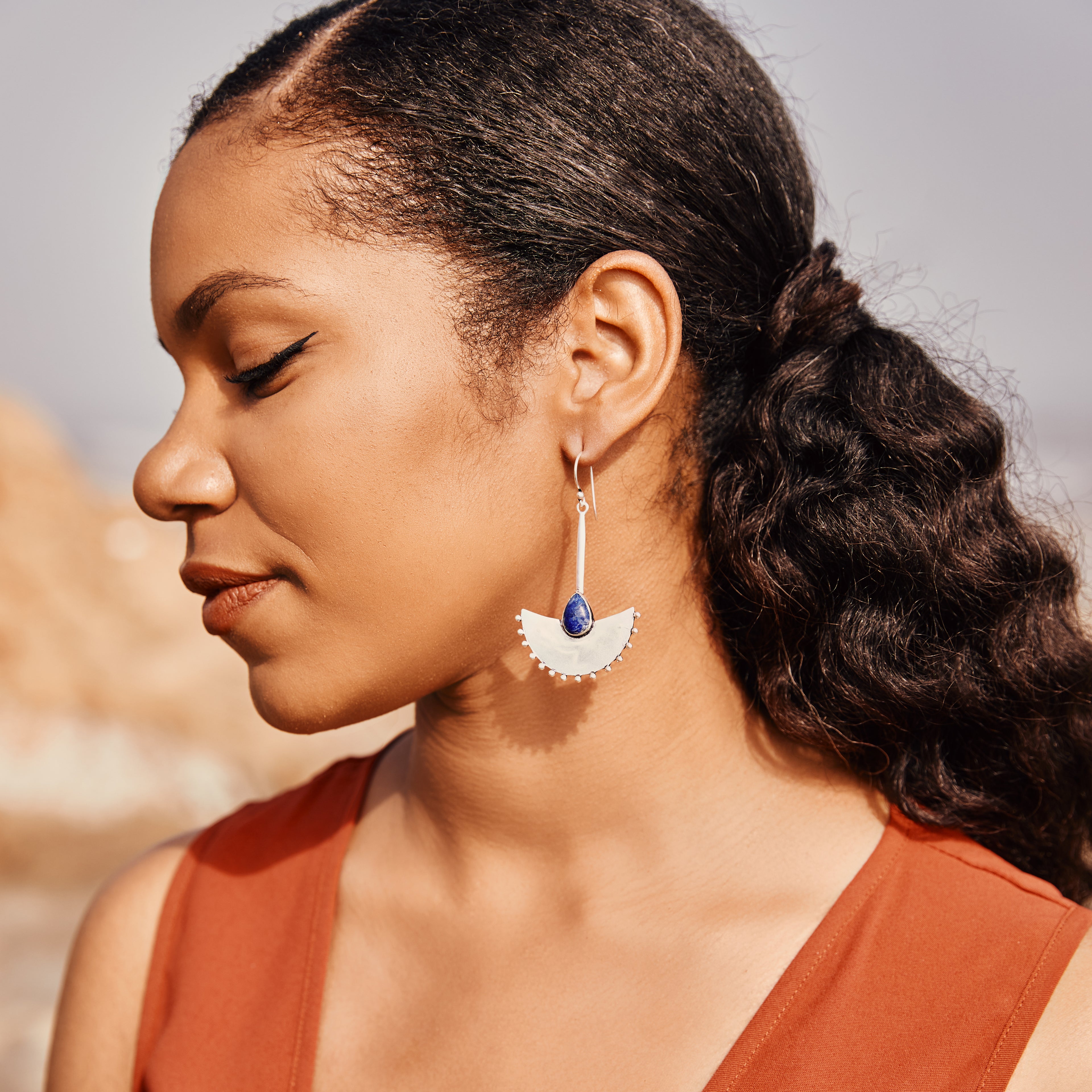 modelo con pendientes oniria lapislazuli plata