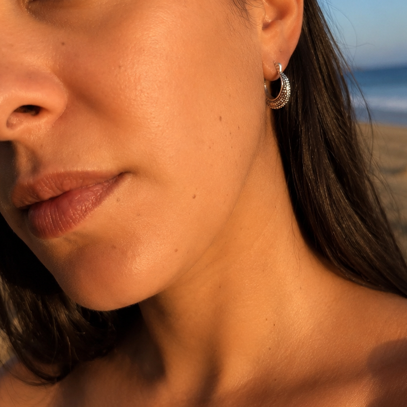 modelo con pendientes plata pequeños kora