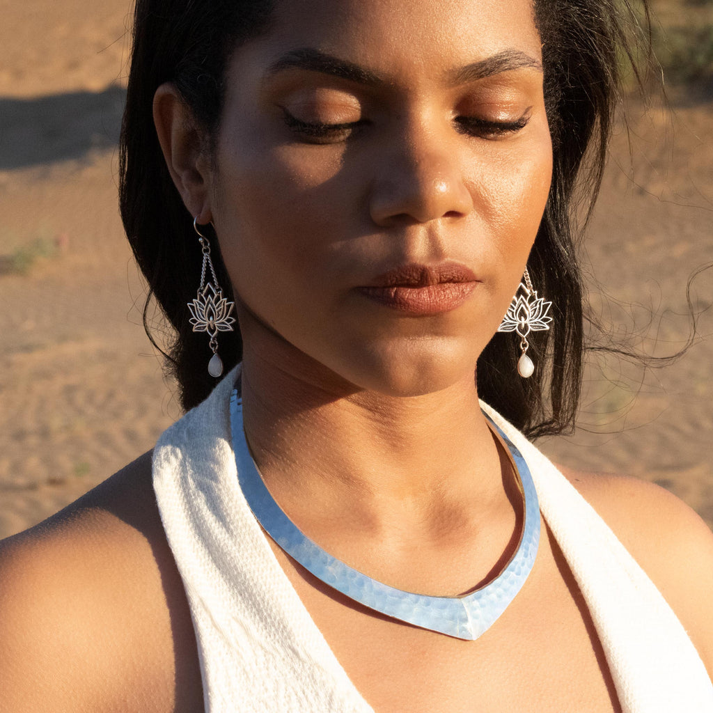 modelo con pendientes rosa del nilo y choker sita