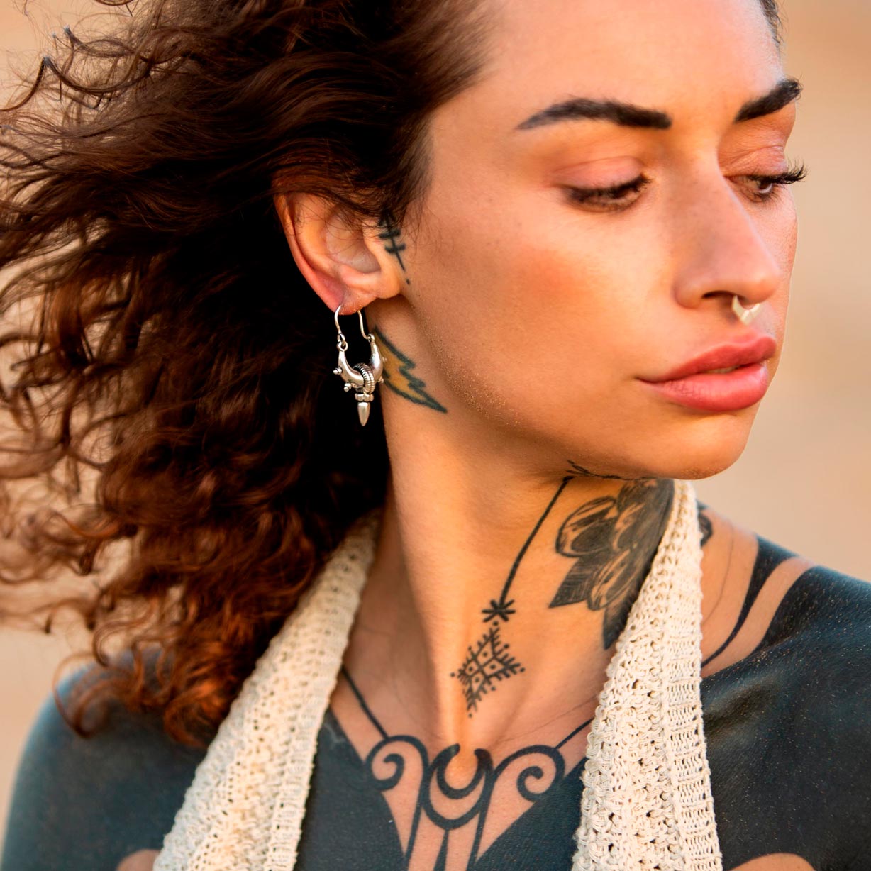 modelo con geometric septum piercing plata y pendientes spike s