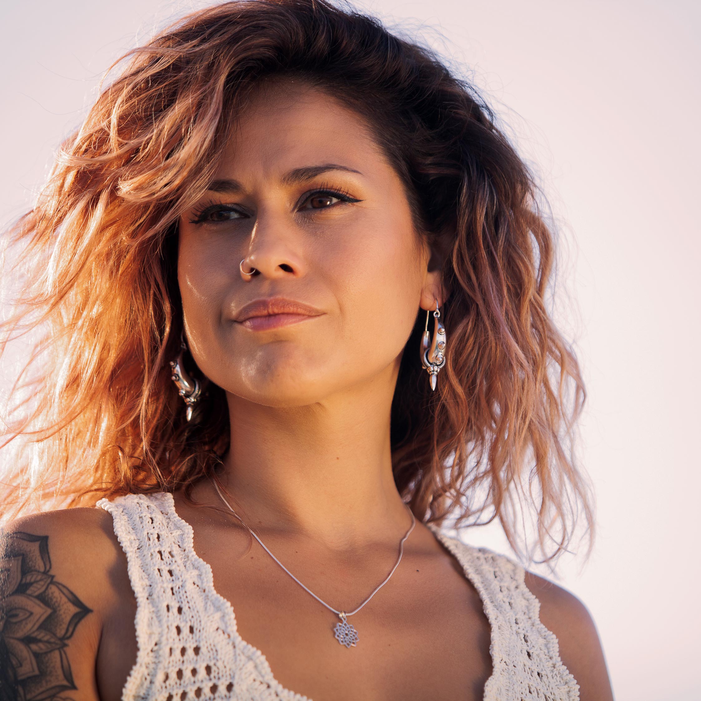 modeo con Pendientes Spike M y colgante chakra