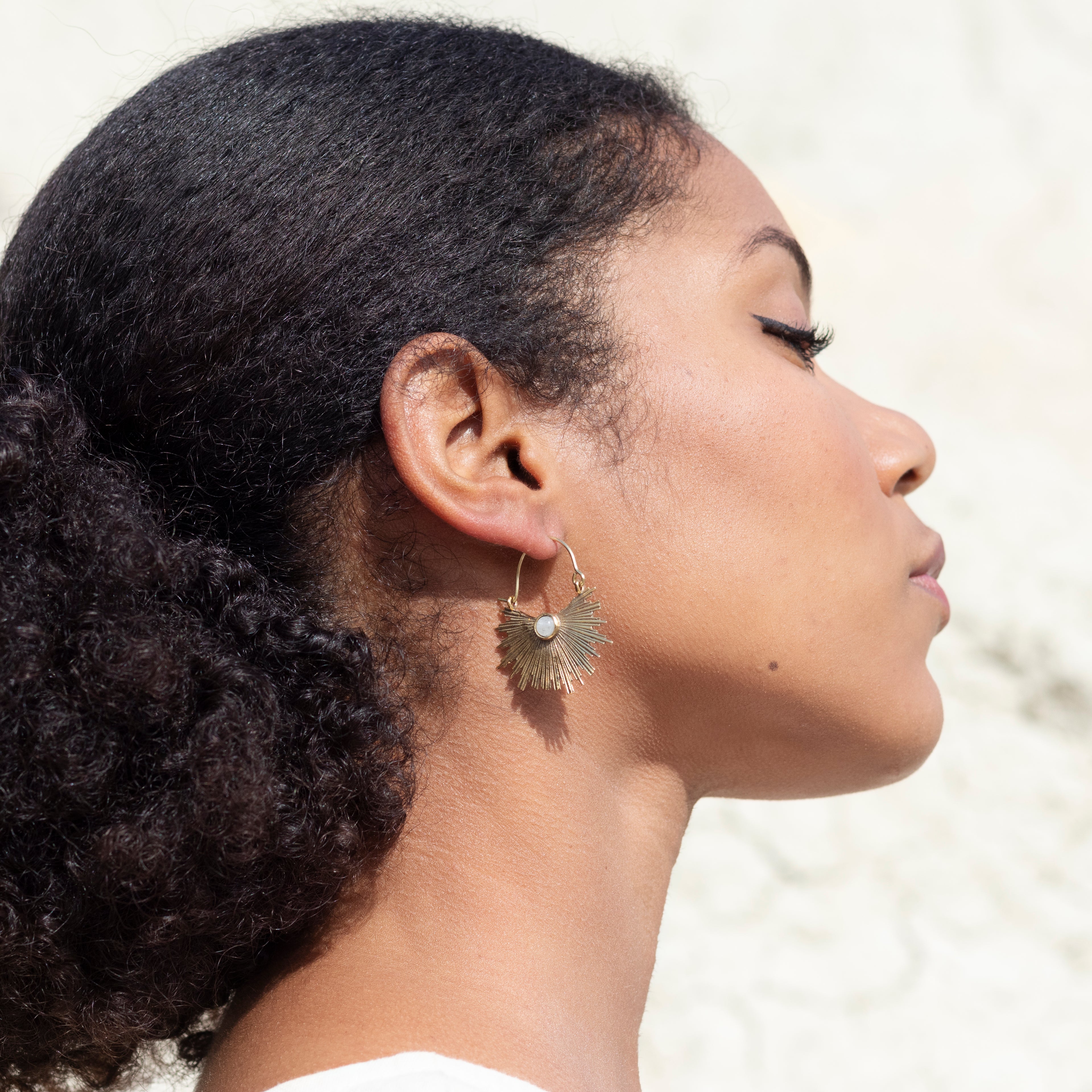 modelo con pendientes sun oro piedra lunar