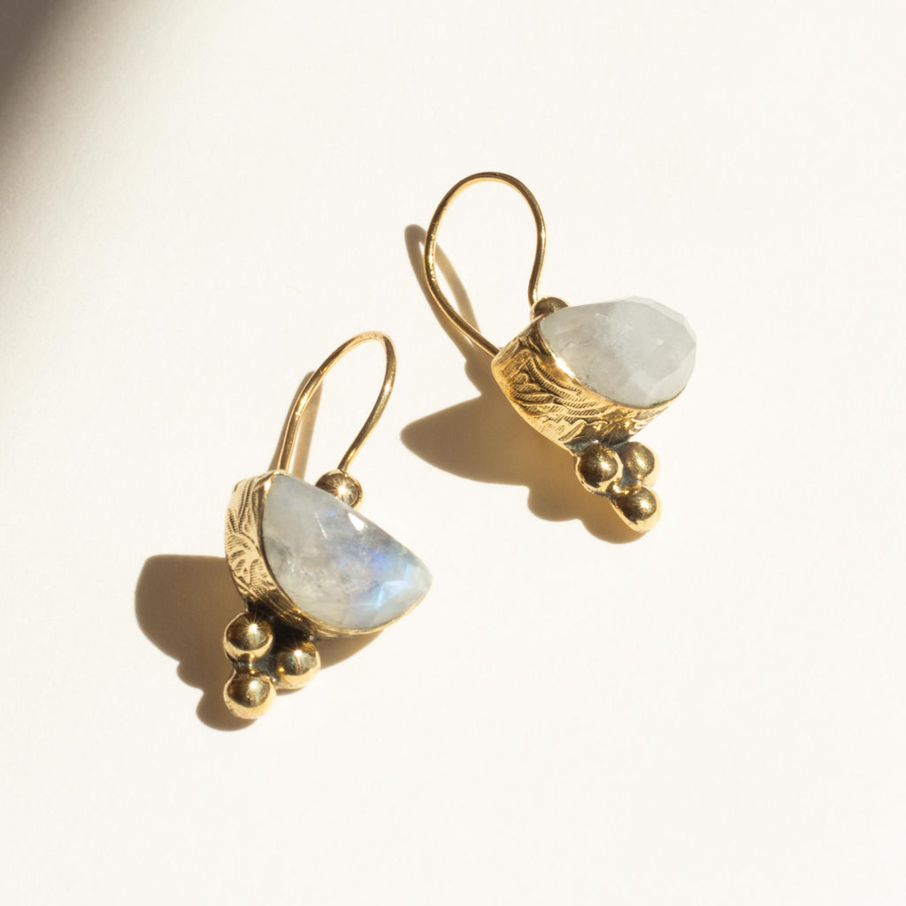 pendientes afrodita piedra lunar fondo blanco