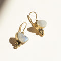 pendientes afrodita piedra lunar fondo blanco