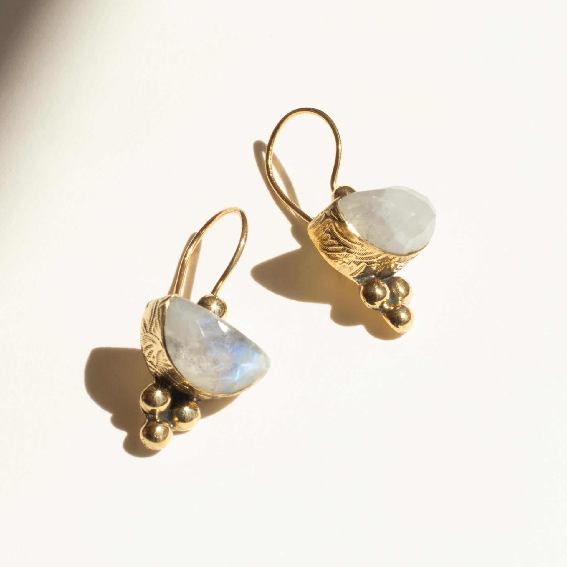 pendientes afrodita piedra lunar fondo blanco