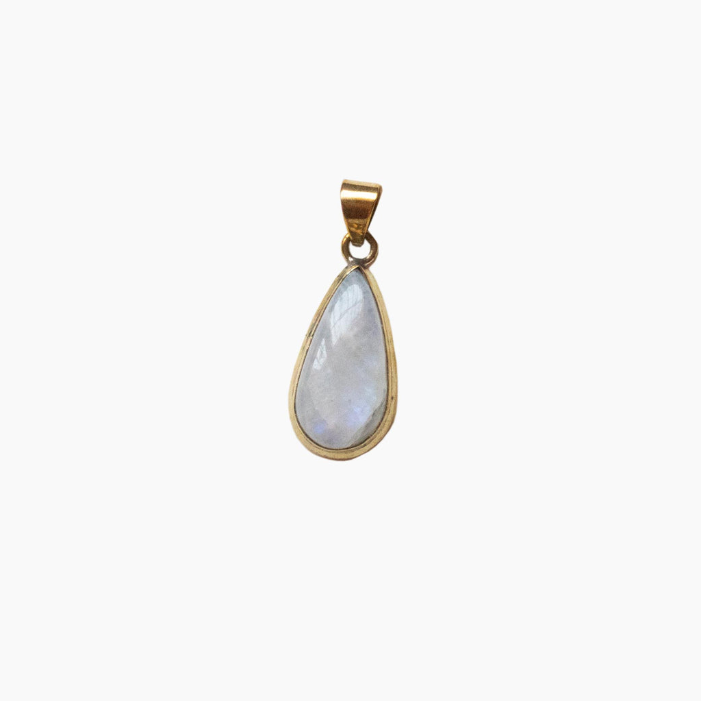 charm piedra lunar y latón