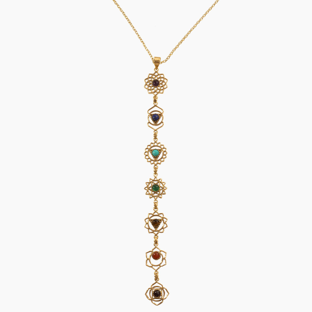colgante siete chakras piedras dorado en fondo blanco