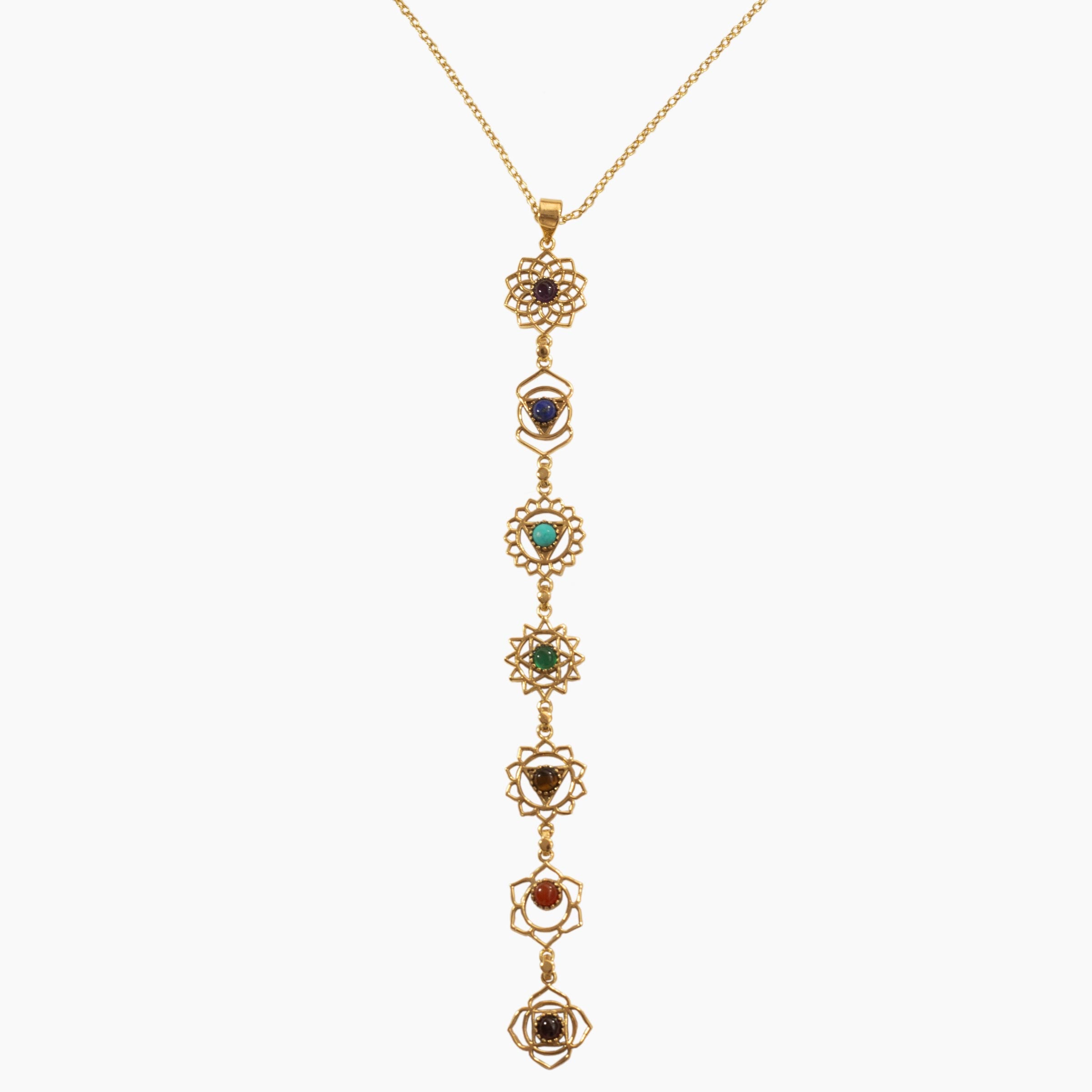 colgante siete chakras piedras dorado en fondo blanco