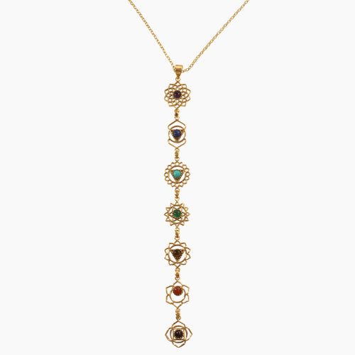 colgante siete chakras piedras dorado en fondo blanco