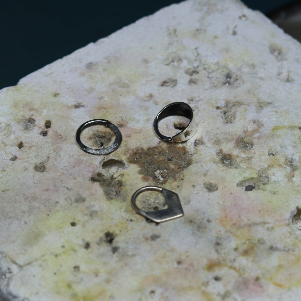 triangulo septum piercing hecho a mano