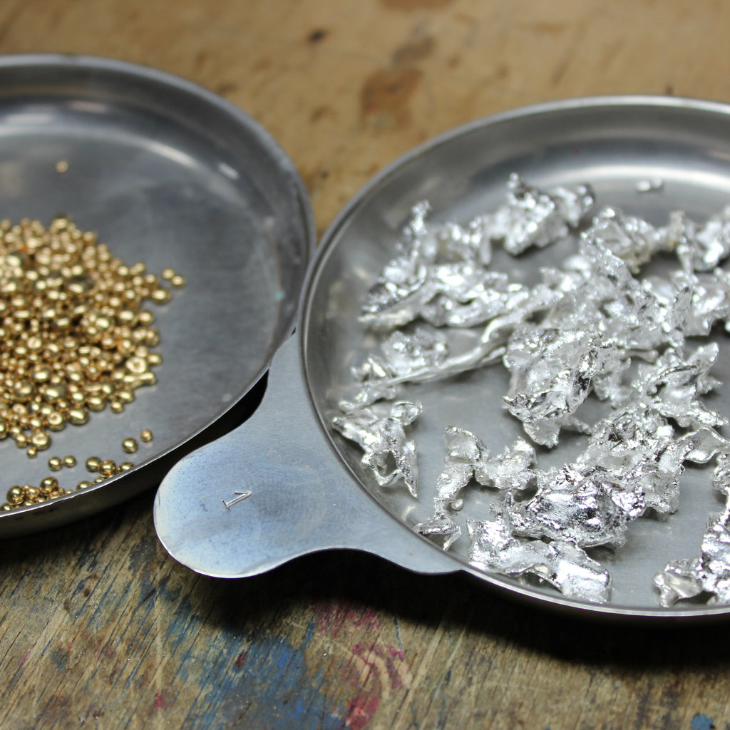 bandejas con plata y laton en el taller de joyería