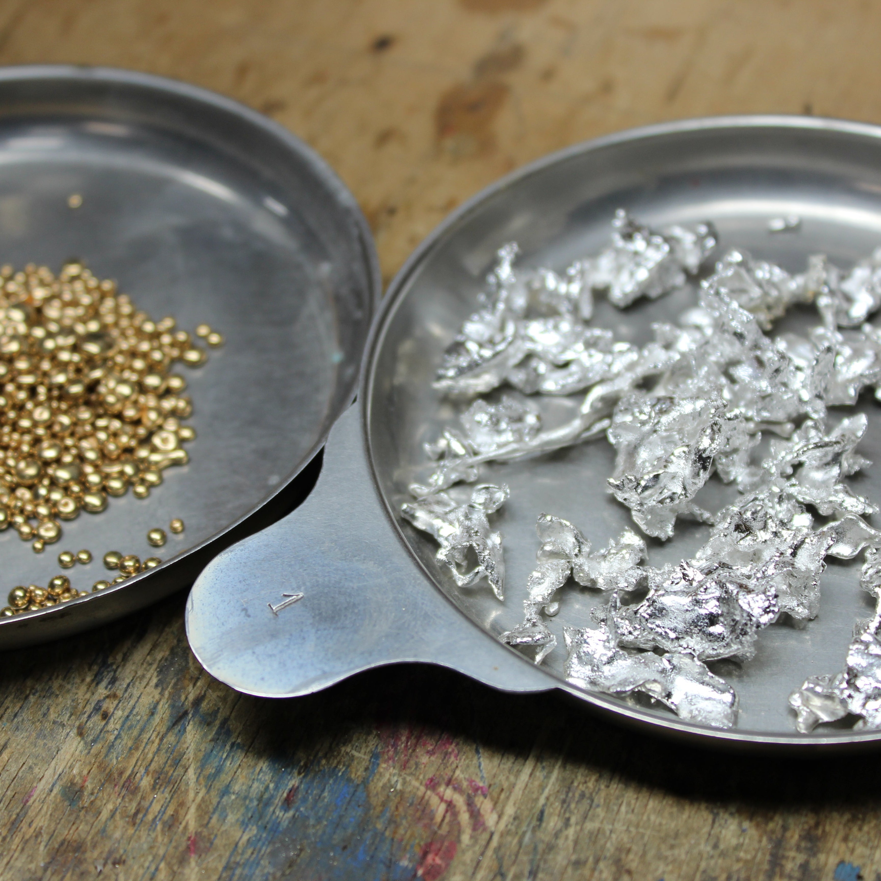 bandejas con plata y laton en el taller de joyería